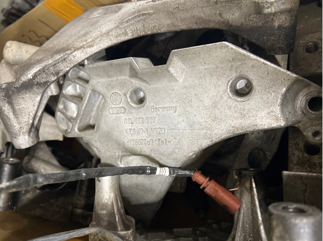 Кронштейн подушки (опоры) двигателя, правой 03L199207 VAG