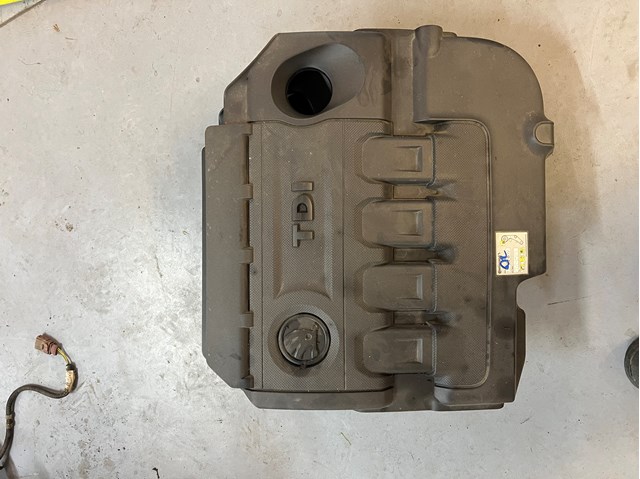 Крышка мотора декоративная 04L103925N VAG