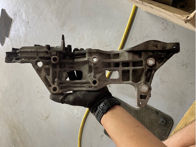 04L903143B VAG Кронштейн генератора купить в Ужгород