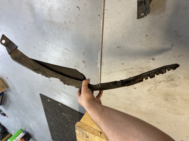 Направляющая переднего бампера, левая 1Z0807183D VAG