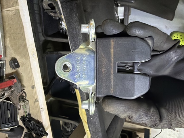 Замок крышки багажника 1Z5827501E VAG