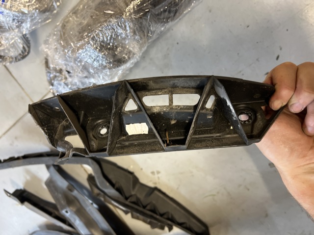 Направляющая заднего бампера, правая 1Z9807394 VAG