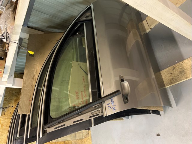 Пассажирская передняя дверь 3T0831056 VAG