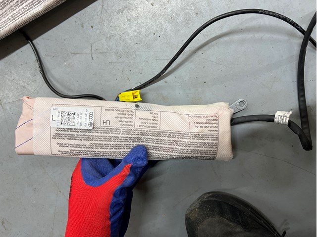 Подушка безопасности AIRBAG спинки сиденья, левого 3T0880241A VAG