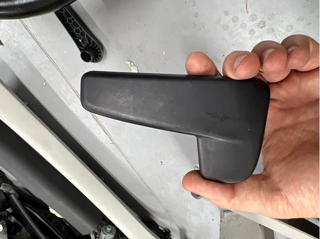 Рычаг открывания капота 6R1823533 VAG