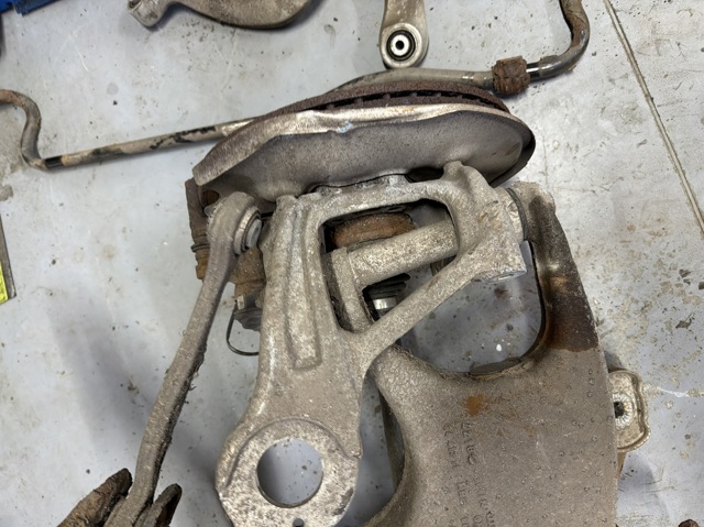 Цапфа поворотная левая 8R0505435C VAG