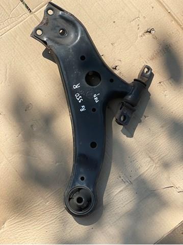 Правый рычаг передней нижней подвески 480680T011 TOYOTA
