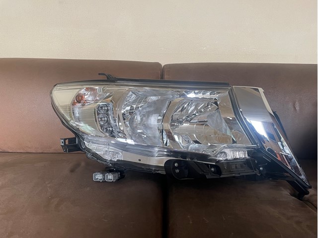 Правая блок фара 8113060N10 TOYOTA