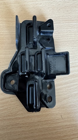 Кронштейн решетки радиатора KSD450162 MAZDA