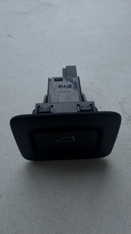 Кнопка привода замка третей/пятой двери TK4866LR0 MAZDA