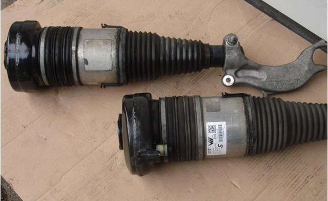 Амортизатор передней подвески 80A616039G VAG