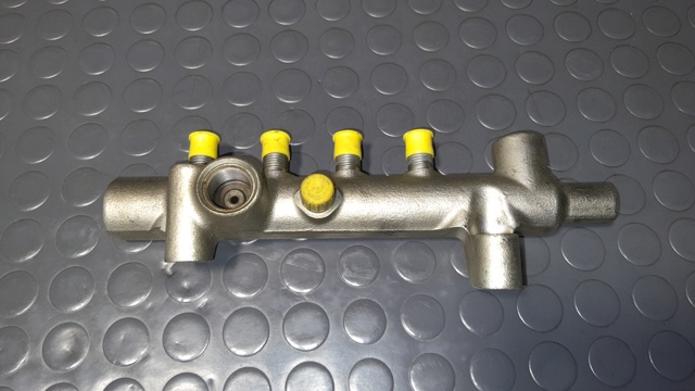 Распределитель топлива (рампа) 97313863 OPEL