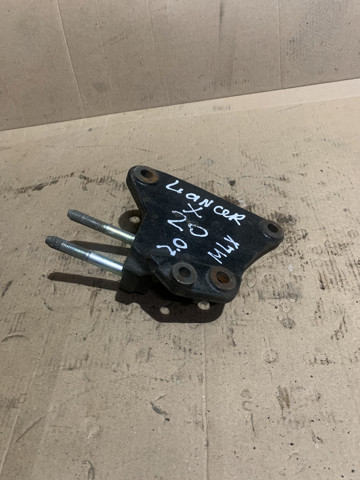 Кронштейн подушки (опоры) двигателя, правой 1091A237 MITSUBISHI