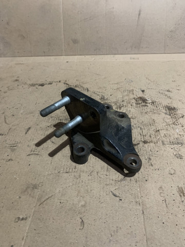 Кронштейн подушки (опоры) двигателя, правой 216702B000 HYUNDAI