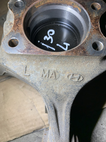 Цапфа левая 527102H000 HYUNDAI