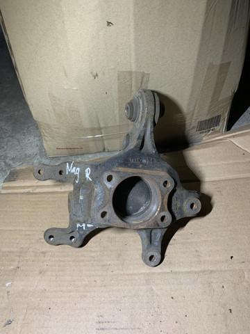 Кулак поворотный правый 527202G011 HYUNDAI
