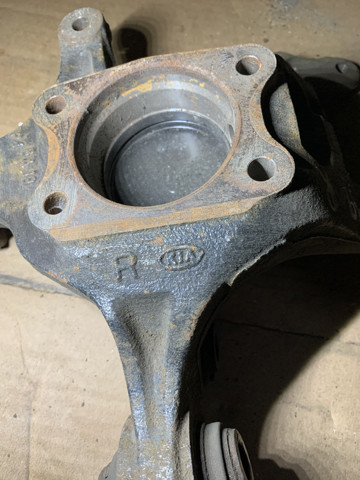 527202G011 HYUNDAI Цапфа (поворотный кулак) задний правый купить в Ровно