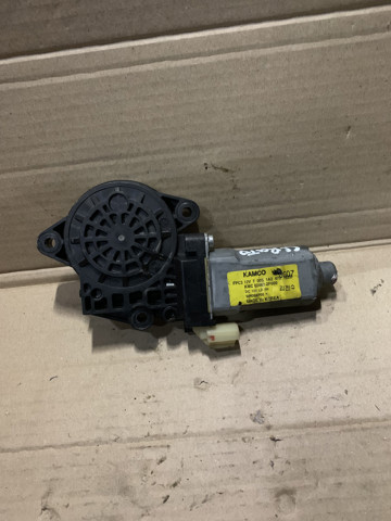 Мотор стеклоподъемника двери передней, правой 824602F000 HYUNDAI