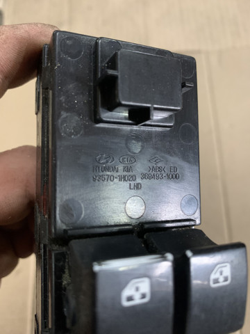HYUNDAI 935701H020 Кнопочный блок управления стеклоподъемником передний левый в наличии Николаев