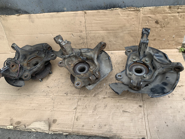 Кулак поворотный передний правый B45A33021 MAZDA