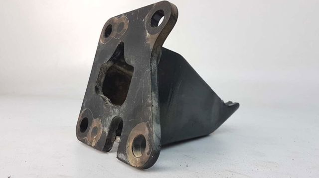 Кронштейн подушки (опоры) двигателя, левой 11233EB300 NISSAN