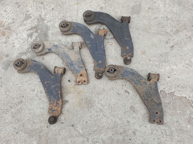 FORD 1522081 Рычаг передней подвески нижний правый в наличии Винница
