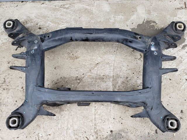 Поперечка задней подвески 33316857983 BMW