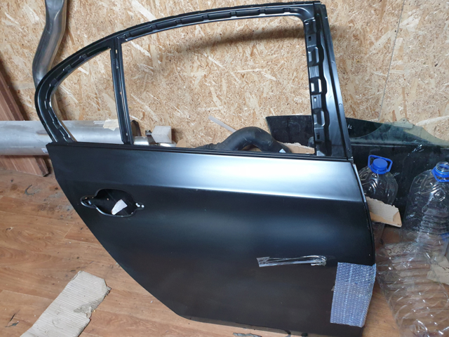 Задняя правая дверь 41527202342 BMW