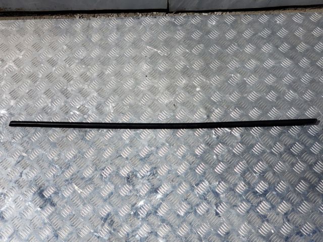 Молдинг опускного стекла двери задней, левой 51357258293 BMW