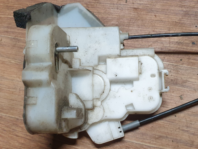 SUBARU 61035SC200 Замок двери задней правой в наличии Украина