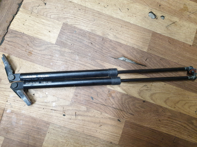 Амортизатор крышки багажника 63269SC010 SUBARU