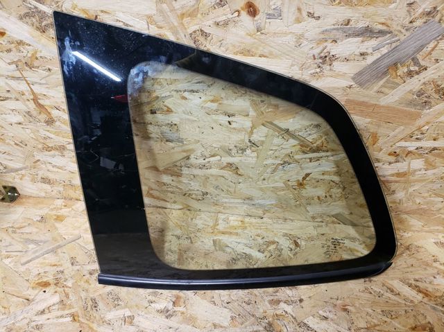 Стекло багажника, левое 65209SG070 SUBARU