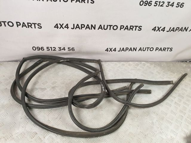 Уплотнитель двери передней, левой (на кузове) 769228H300 NISSAN