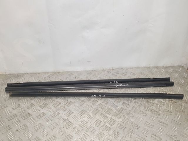Молдинг опускного стекла нижний, двери передней, правой 822202E000 HYUNDAI