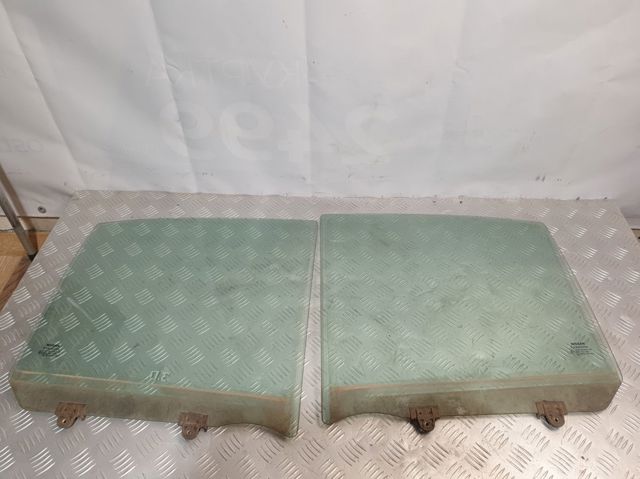 Стекло заднее правое 82300AX105 NISSAN