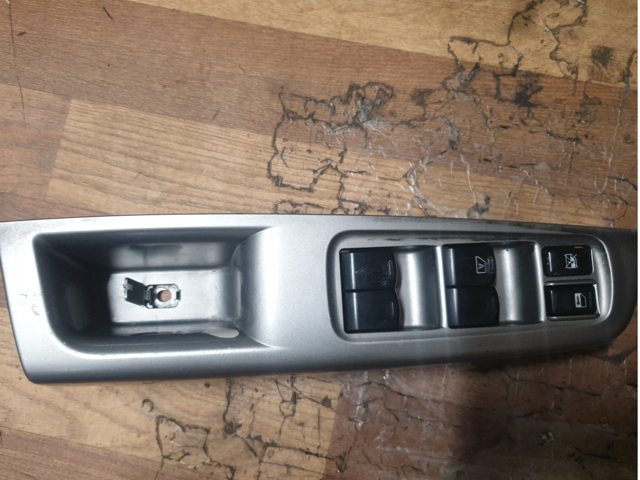 Кнопки переднего левого стекло подъёмника 83071FG090 SUBARU