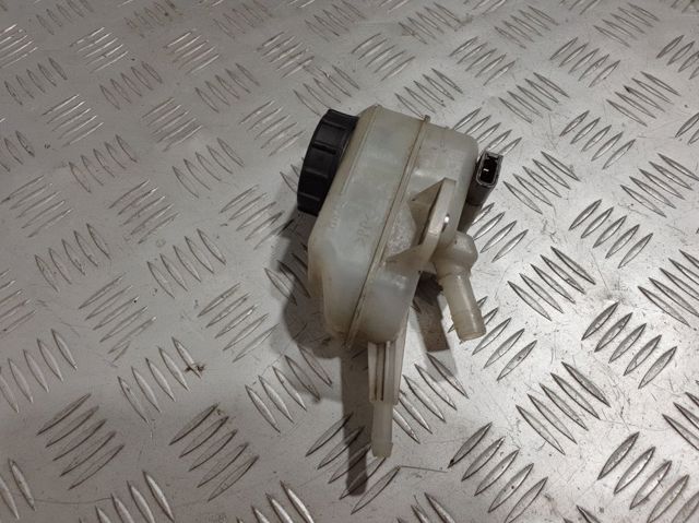 Бачок главного тормозного цилиндра EH1443550A MAZDA