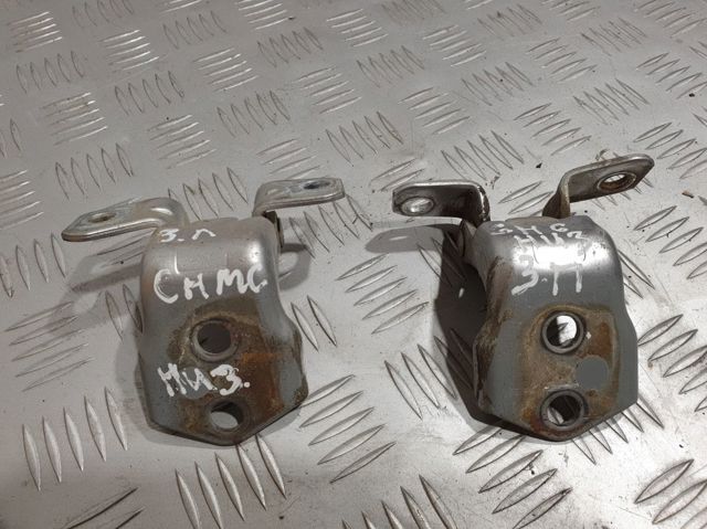 Петля задней левой двери GS1D73240B MAZDA