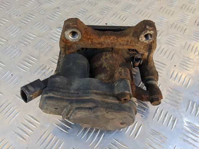 Скоба суппорта заднего KAY02629X MAZDA