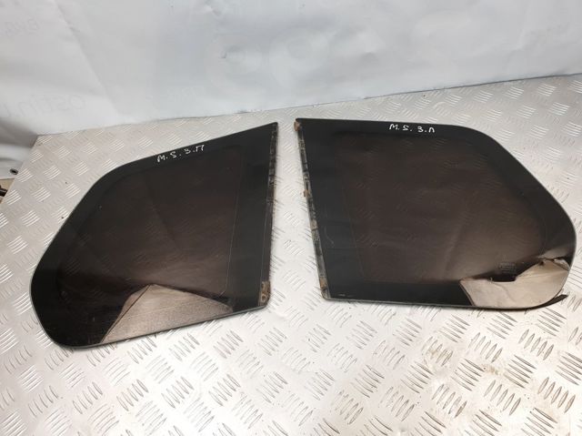 Стукло багажника, правое MR135740 MITSUBISHI