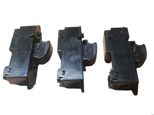 Кнопки переднего правого стекло подъёмника MR587955 MITSUBISHI