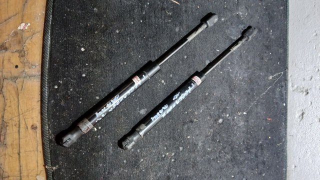 Упор капота 6H5216C826BD LAND ROVER