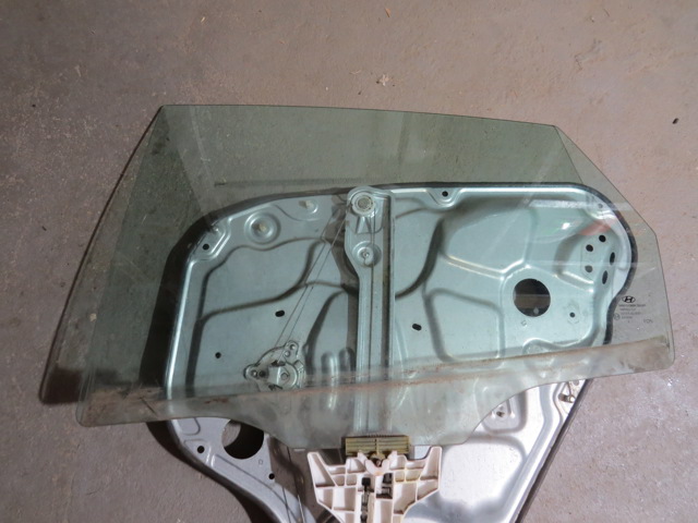 Стекло двери задней левой 834102L010 HYUNDAI