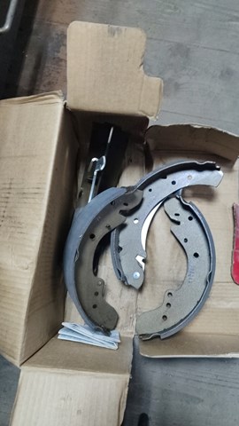 Задние барабанные колодки 2799573 SBS