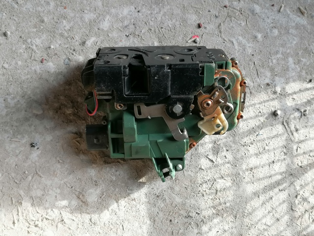 Замок двери водителя Фольксваген Пассат B5