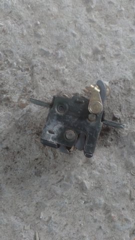 Замок пятой двери 4A9827505A VAG