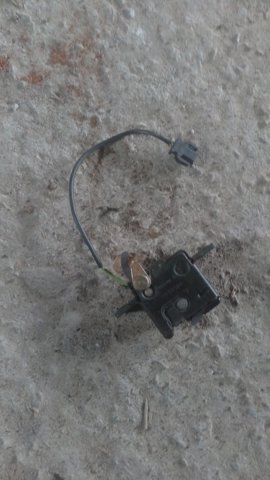 Замок двери багажника 4A9827506B VAG
