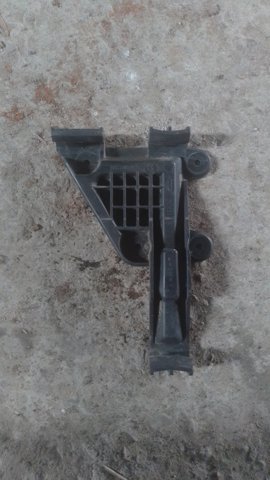Направляющая переднего бампера, правая 8A0807284 VAG
