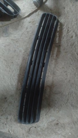Центральная решетка переднего бампера 8A0807683A VAG