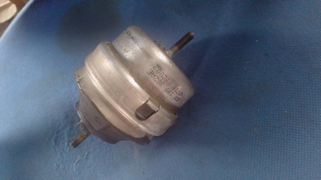 Подушка двигателя 8D0199382AE VAG